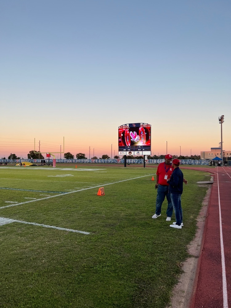 End of the first quarter, still at 0 0. Number 91 is standing out on defense and 17 is standing out on offense. Royal is holding nothing back right now.