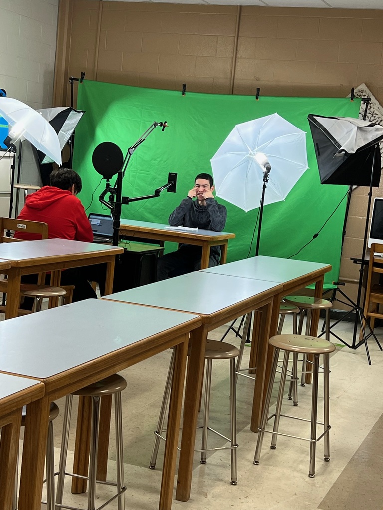 Great things are happening in the RJH/STEM communications and technology class! This group of motivated Falcons recently teamed up to create the Royal Junior High Newscast! Visit https://5il.co/1orbe to read all about what's happening at RJH and STEM! 