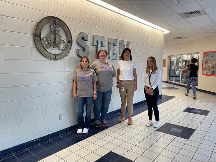 Taking flight at Royal STEM Academy! Welcome back, Falcons! #TakingFlight #WeAreRoyal #InvestingInOurTomorrow @IHeartCKH
